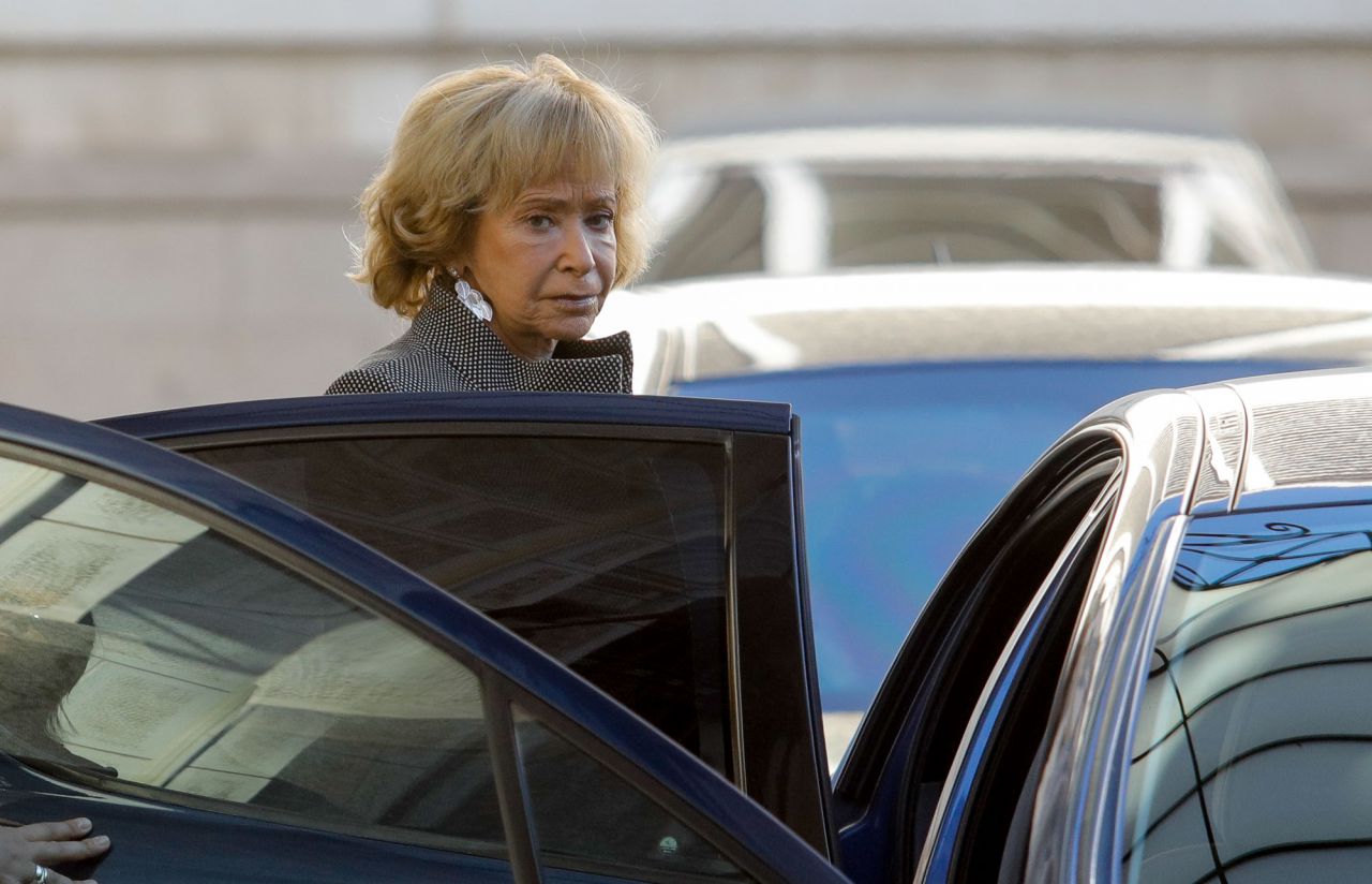 La exvicepresidenta del gobierno, MAría Teresa Fernández de la Vega, cuando abandona la El presidente de Ciudadanos, Albert Rivera, a su llegada a la capilla ardiente de José Manuel Maza.