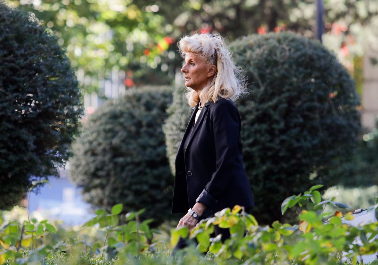 La exministra de Medio Ambiente, Isabel Tocino, asu llegada a la capilla ardiente de José Manuel Maza.