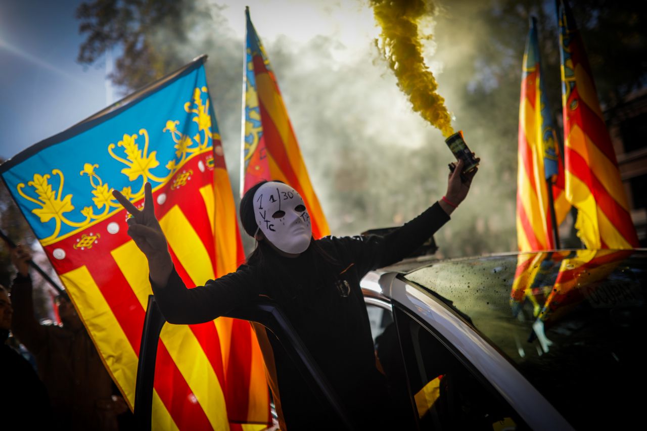La marcha la han encabezado varios taxis pintados con consignas contra las VTC.
