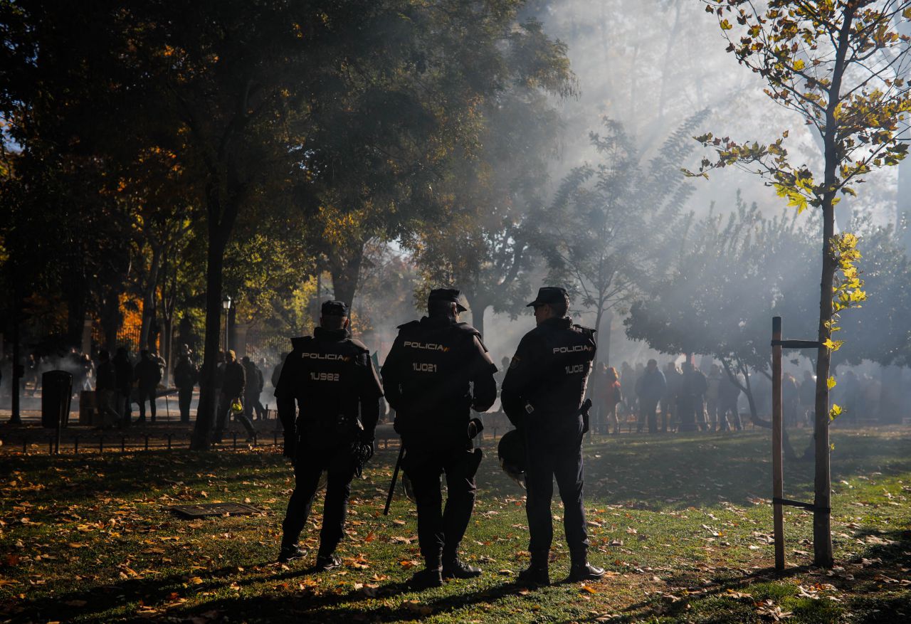 Varios policías de la UIP vigilan la marcha en el paseo del Prado.