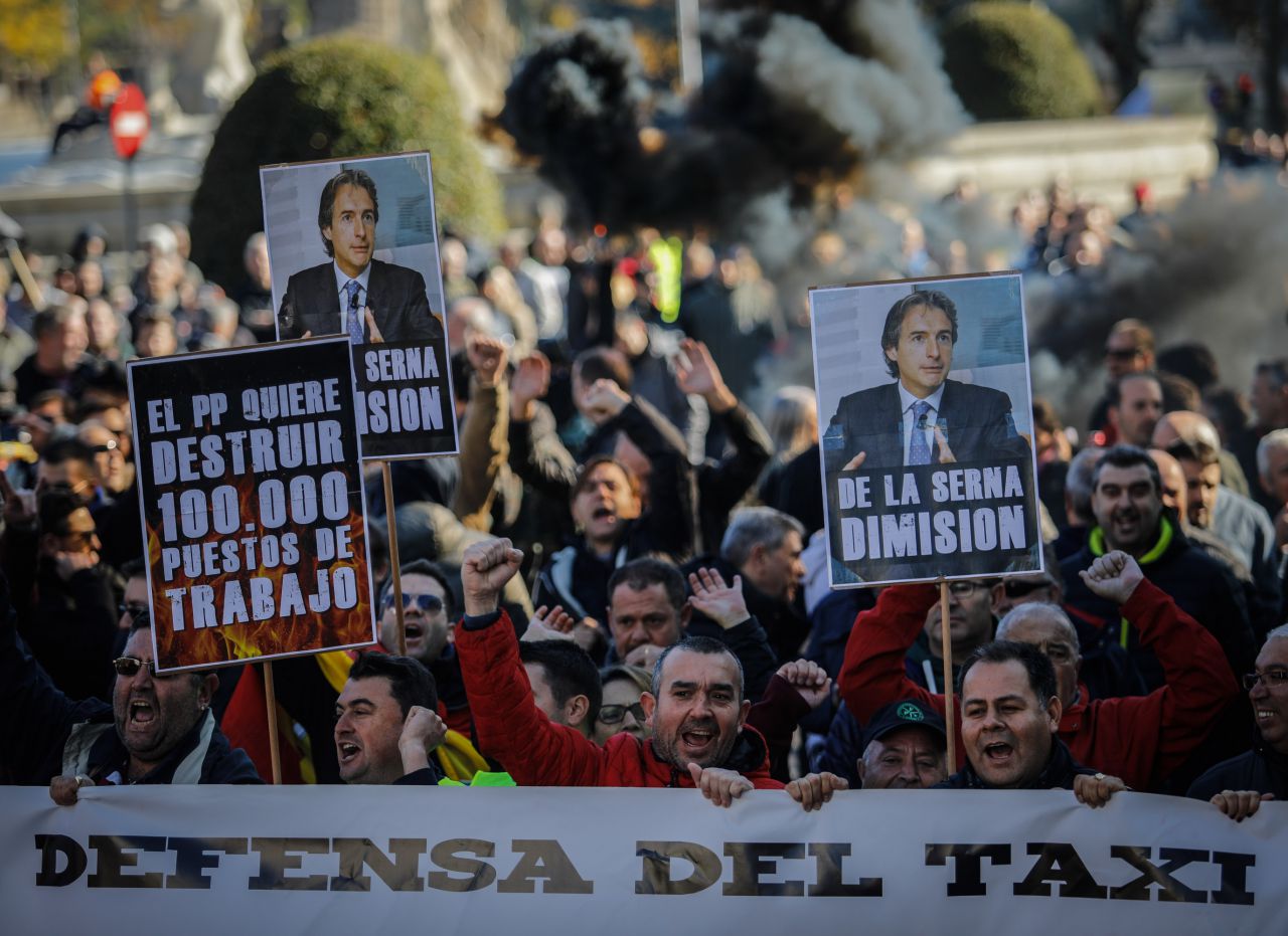 Varias pancartas pidiendo al dimisión del ministro de Fomento, Íñigo de la Serna.