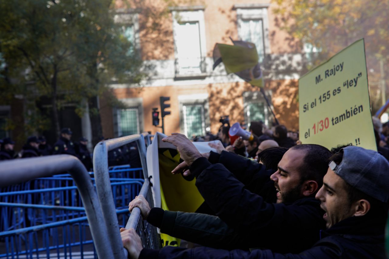 Momento en el que la cabecera de la manifestación tira abajo las vallas que protegían al Congreso de los Diputados.