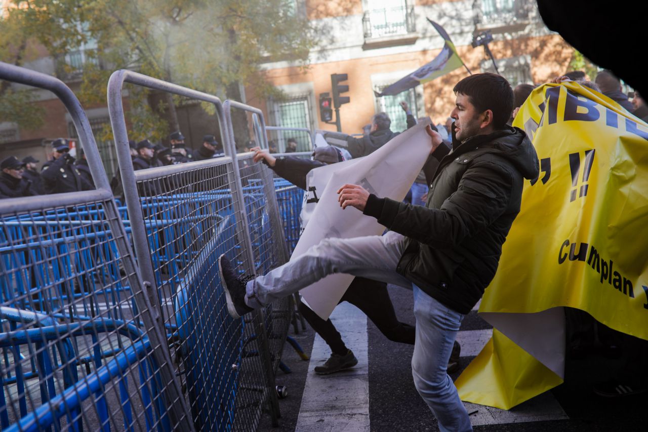Momento en el que la cabecera de la manifestación tira abajo las vallas que protegían al Congreso de los Diputados.