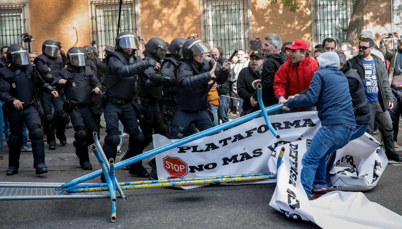 Cargas policiales como respuesta por tirar la valla que protegía el Congreso de los Diputados.