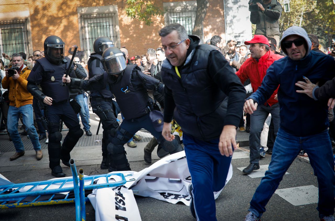 Cargas policiales como respuesta por tirar la valla que protegía el Congreso de los Diputados.