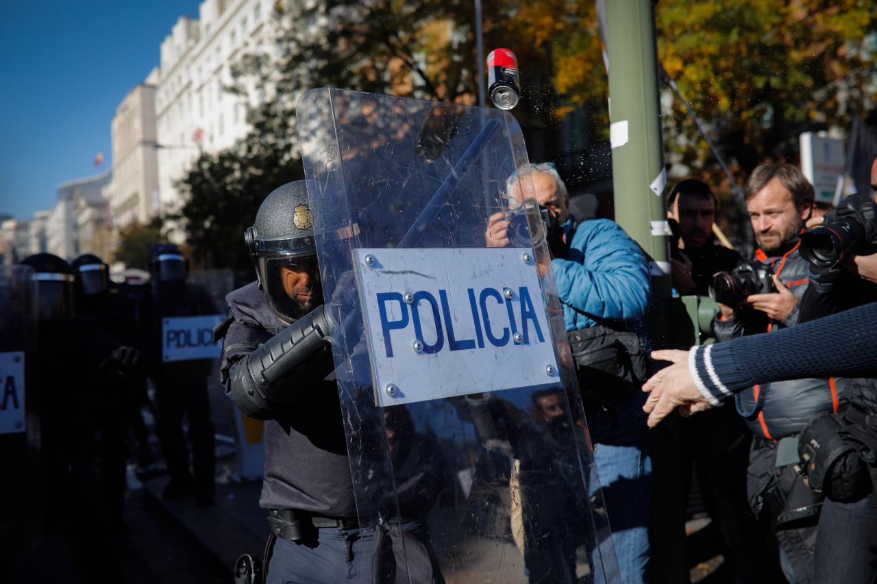Algunos manifestantes han tirado latas de cerveza a los UIP desplegados en el Congreso de los Diputados.
