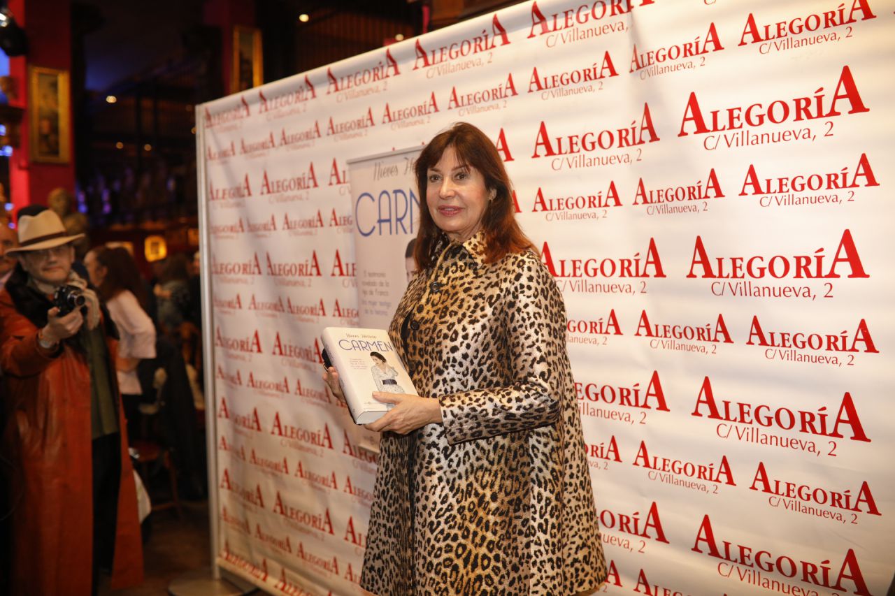 Carmen Martínez-Bordiú posa con el libro sobre la vida de su madre.