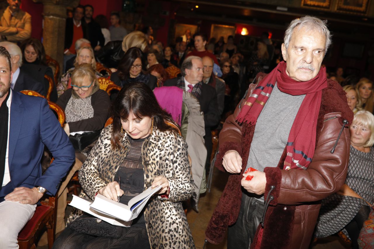 Carmen Martínez-Bordiú firma el libro sobre su madre a Jesús Mariñas.