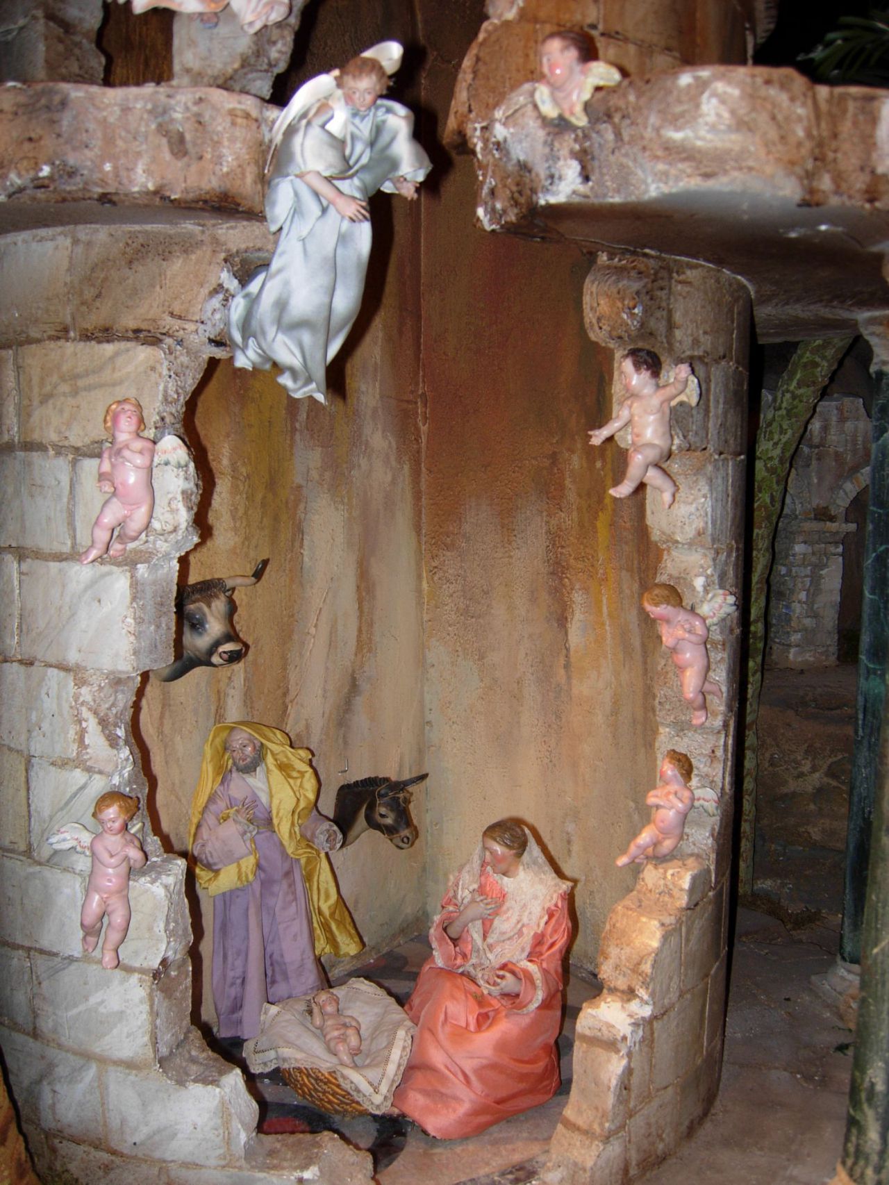 En el Belén se evoca la Natividad de Jesús mezclando figuras populares italianas, ataviadas según la moda dieciochesca, con el mundo oriental de los Reyes Magos y su séquito.

