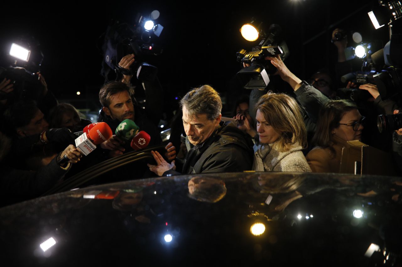 Por mucho que el 'cifuentismo' quisiera coronar con este año una nueva época para el PP tras el último adiós de Esperanza Aguirre, lo cierto es que el partido que manda en la región tuvo que volver a lidiar durante todo el año con el lodazal de la corrupción. El 19 de abril, la actualidad informativa se paró con la detención de Ignacio González, expresidente de la Comunidad de Madrid y pupilo del 'aguirrismo' antes de su más grosero adversario (tal y como revelarían unos pinchazos telefónicos). La razón de su arresto, de sobrenombre Lezo, le mandó siete meses a la cárcel y dejó entrever un reguero de prácticas presuntamente irregulares en el control de la expedición latinoamericana del Canal de Isabel II. Tras este inmenso escándalo, el equipo de la presidenta intentó frenar el golpe desvinculándose de todo -un todo que incluye hasta espías- y anunciando el repliege inversor de la sociedad de aguas. Pero el proceso está, judicialmente, en la Audiencia Nacional, y políticamente, en la comisión de corrupción de la Asamblea de Madrid, una máquina de titulares. El último, hace unos días, con la comparecencia del también expresidente Alberto Ruiz-Gallardón. Por ella ya había desfilado la propia Cifuentes, paseíllo mediante, para dar cuenta de otro quebradero de cabeza: su parte en la adjudicación de la cafetería de la Cámara de Vallecas al grupo empresarial de Arturo Fernández. 

Y ese no fue el único charco del año. De barros no tan pretéritos llegaron los lodos a litros. Por citar tres, junto al caso que toca a la delegada del Gobierno, Concepción Dancausa, el exconsejero Francisco Granados salió de prisión y recibió su condena por el primer juicio de la Púnica en un peregrinar que se promete largo. También, se publicó la sentencia de las 'black', otro oneroso monotema que se vio fúnebremente asestado por la muerte de Miguel Blesa.

Pero no solo el PP tuvo que tirar de mensaje renovador para taponar grietas. La izquierda debió afilar la punta de la aguja para coserse las heridas. Tras la vuelta épica de Pedro Sánchez a Ferraz, Sara Hernández perdió el control del partido en Madrid y se vio obligada a apoyar en las primarias de septiembre al diputado José Manuel Franco. Un ensayo de unidad que también experimentó Podemos. Tras acabar 2016 con un combate a cara de perro entre Rita Maestre y Ramón Espinar, la carrera por la Secretaría General de la formación 'morada' en la capital sirvió para poner del mismo lado de nuevo a 'pablistas' y 'errejonistas' alrededor de alguien, el ex-Jemad Julio Rodríguez, dejando al potente sector anticapitalista a su suerte. La candidatura de Iñigo Errejón para las elecciones regionales de 2019 siguió planeando sin llegar a aterrizar. Mientras, Ciudadanos tuvo que aguantar el tipo y un sonado plante de su aliada de investidura. Esa relación, nunca deshecha, vivió su peculiar ración de 'matrimoniadas'.

En Vallecas, mucho se habló de la reconfiguración del gabinete de la presidenta. En la prórroga de un mitinero Debate del Estado de la Región que dejó alguna promesa de futuro, Cifuentes sacó de su Ejecutivo a dos de sus consejeros más contestados por la oposición -Jesús Sánchez Martos y Jaime González Taboada-. En Vallecas, también, casi más se habló de una comprometedora diputada que de la frustrada, bronca y yerma moción de censura de Lorena Ruiz-Huerta o de los presupuestos que deberán ordenar la Comunidad el próximo año. Y todo, mientras algunos parlamentarios se pensaban eso de si debían (o no) hacer algo más que darle al botón.