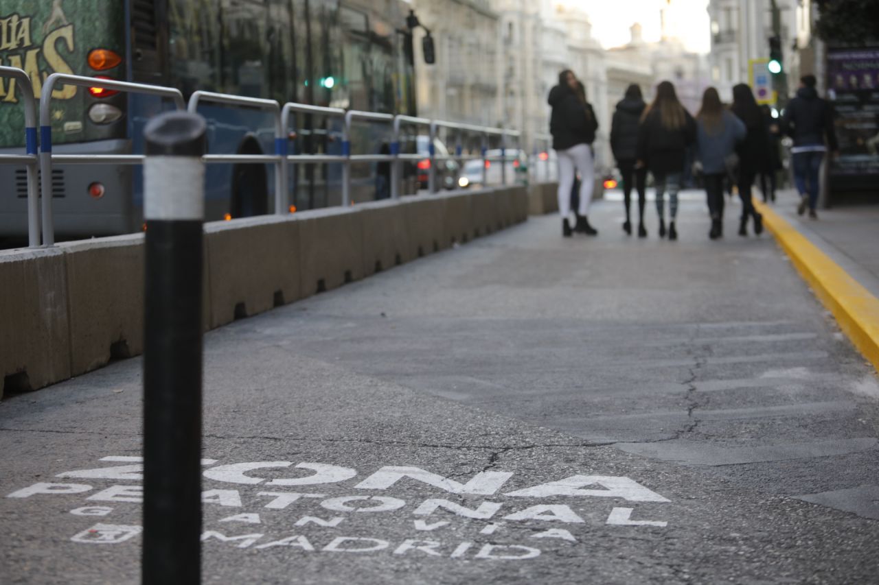 En el ámbito de Movilidad, la Gran Vía ha protagonizado todos los debates con su semipeatonalización. Tras los cortes durante las navidades de 2016, Manuela Carmena expresó su voluntad de llevar a cabo un cierre permanente de la Gran Vía, cuya licitación de obras se anunció de forma definitiva en octubre, tras pasar el proyecto por una consulta ciudadana.

Así, el tráfico rodado queda en un segundo plano, dejando paso al peatón, los ciclistas y el transporte público. Las primeras actuaciones comenzaron en diciembre con el vallado para ensanchar la acera y las primeras restricciones, tanto para tráfico como para peatones con la conversión de las calles Preciados y del Carmen en vías de sentido único. 

Aparte de la Gran Vía, la calle Galileo en el distrito de Chamberí, ha suscitado una gran polémica por la repentina peatonalización de la calle por parte del Ayuntamiento a modo de “experimento”.
 
Considerado un “atraco”, los residentes de la zona organizaron numerosas protestas en contra, acudiendo al Pleno de Chamberí buscando una solución que derivó en nuevas concentraciones ante la negativa de Ahora Madrid de revertir la peatonalización. La última manifestación tampoco cambió la idea del Ayuntamiento.

La peatonalización va de la mano con la preservación del medio ambiente. Tanto el Ayuntamiento de Madrid como la Comunidad han dedicado el año a trabajar en sus respectivos protocolos anticontaminación, con el objetivo de reducir la contaminación y evitar su expansión del centro de Madrid al resto de barrios e, incluso, municipios. Inés Sabanés, delegada de Medio Ambiente y Movilidad, señaló que se encuentra trabajando en un nuevo protocolo “más preventivo” que entrará en vigor durante el primer trimestre de 2018.

En lo que a Medio Ambiente concierne, los temas más relevantes pasan por la demolición de los quioscos ilegales de La Pedriza; la renaturalización del Manzanares en el mes de agosto; la polémica en la Asamblea por la utilización de fincas rurales para celebración de bodas; ecoasfaltos; recogida urbana; papeleras ‘premium’; el plan de medidas extraordinarias del Ayuntamiento de Alcobendas; la ‘intermodalidad’ del futuro; el aprovechamiento de residuos con el impulso de la economía circular; la estrategia de sostenibilidad para el World Pride 2017; la huelga de basuras en el sur de Madrid y el premio a Vichy Catalán por su botella de cristal reciclable y recuperable.
