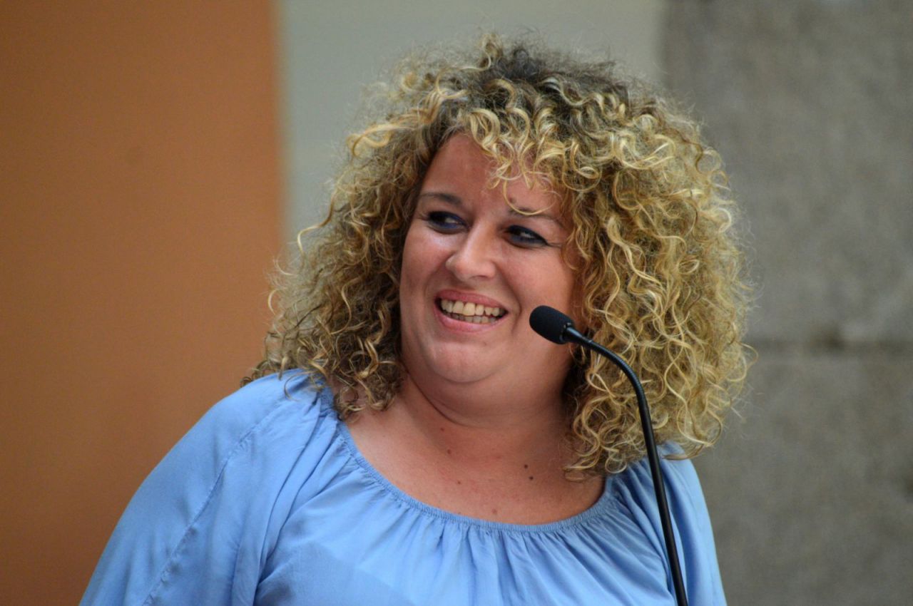 Año movido a las afueras de la capital. Los municipios han vivido este 2017 una especie de revolución política que ha estado marcada por mociones de censura y por un desfile de varios alcaldes por tribunales patrios. 

Quizá Aranjuez haya sido el culebrón más famoso de estos 365 días. Su alcaldesa, Cristina Moreno, respira ya tranquila después de varios meses de tensión. Podemos y PSOE  tuvieron que mediar para que una  dimisión que nunca fue tal fuera revocada gracias a  una serie de acuerdos  que han hecho que la localidad termine el año en paz. Hubo miedo porque el puzle ribereño pudo desencadenar en un  dominó  que tenía como otras piezas a los alcaldes de Arganza, Alcalá, Parla o Getafe, donde el exalcalde Soler  amagó con volver. Eso sí, la izquierda no se ha peleado en todas las localidades de Madrid: Rivas y Valdemoro son ejemplo de ello.

Este año, Rivas Puede y Somos Rivas  han formalizado su 'matrimonio', que ha deparado en un gobierno más feminista, social, abierto y transparente y la izquierda de  Valdemoro  ha logrado quitar a Ciudadanos la segunda mayor ciudad que gobernaba en España. De esta forma, el exalcalde Guillermo Gross 'abdicó' ante el socialista Serafín Faraldos, que fue apoyado por IUCM, Ganar Valdemoro -ambas en el Gobierno- y la agrupación independiente Proyecto TUD. Tripartito que funciona, por el momento, mejor que el de 'Sanse',  roto cuando apenas había pasado un mes de 2017 porque el clima, según fuentes de la formación que pasó a la oposición, era 