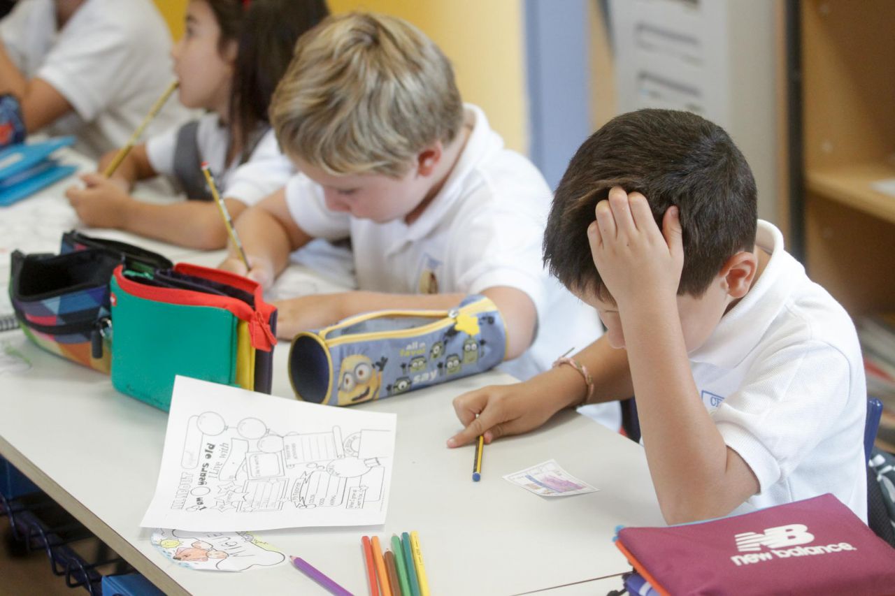 En materia de Educación, el año 2017 deja deberes en la agenda de 2018. Algunos, porque quedan pendientes; otros, porque tocará llevar a la práctica la teoría aprobada. Sucederá, por ejemplo, con la modificada ley de gratuidad de libros de texto y material curricular, que, gracias a un sistema de préstamo, facilitará que los padres de la región no tengan que desembolsar dinero en la compra de los manuales de sus hijos a partir del próximo curso.

Un año escolar que los sindicatos desean que comience en mejores circunstancias que el actual. Obras, barracones y el traslado de alumnos entre centros marcaron la vuelta al cole de 2017: tanto fue así que CCOO dibujó en Madridiario la radiografía del estado de las construcciones en la comunidad. Unos meses antes, en junio, la Consejería de Educación y los sindicatos habían firmado la ‘Aprobación del acuerdo sectorial para la mejora de las condiciones de trabajo de los funcionarios docentes’.

Y no fueron esas las únicas negociaciones que ha habido que abordar este año: en noviembre debía empezar a tomar forma el ‘Acuerdo por la Educación Madrileña 2017-2020’. Gobierno regional y organizaciones sindicales se sentaron a hablar, pero poco han avanzado. Deberes para 2018.

Con todo eso pendiente, el gran ‘gol’ educativo lo ha metido Cristina Cifuentes, que, tras un año de negociación, 60 reuniones y 10 meses después del primer borrador, logró presentar, al fin, la Ley del Espacio Madrileño de Educación Superior, ‘su’ LEMES, la primera ley de universidades regional y una de las medidas estrella del PP para la actual legislatura. Si el final de año se presta a balances, parece buen momento para recordar qué gastos relacionados con la escolarización podrá deducir en la próxima declaración de la renta. Y recordar, para nunca olvidar, cómo se detecta el ‘bullying’ en casa. Para que 2018 sea un año libre de acoso escolar. Ojalá.