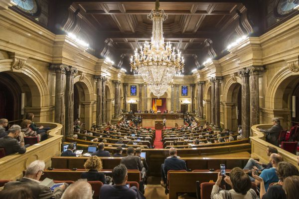 El choque de trenes llegó y, en 2017, España encadenó una inédita situación con otra. Tras un año con todo en funciones, el encaje de Cataluña terminó por empapar el espacio que antes ocupaba la crisis política, económica y social. Tanto, que la prórroga de los presupuestos, Europa o el paro pasaron a un segundo plano. El desafío soberanista obligó a Felipe VI a recurrir al raro recurso del discurso televisivo. Tras el accidentado pseudorreferendo del 1 de octubre y varias y escandalosas sesiones en el Parlament, los independentistas enarbolaron la DUI sin arriar la rojigualda y el españolismo reaccionó en toda la Península. Mariano Rajoy activó el artículo 155 de la Constitución y parte del Govern destituido huyó a Bruselas para eludir la acción de la Justicia, que sigue investigando el plan independentista. Un día antes de la Lotería, los catalanes volvieron masivamente a las urnas para dar por vencedora a una 'ciudadana' Inés Arrimadas pero incapaz de romper la hegemonía parlamentaria independentista

Pero, aunque lo parezca, no todo este año fue Cataluña. La corrupción siguió dejando grandes titulares: Rajoy tuvo que acudir al banquillo de los testigos en la Audiencia Nacional y la Justicia condenó a Iñaki Urdangarín por el caso Nóos pero absolvió a la infanta. También, los expresidentes andaluces Manuel Chaves y José Antonio Griñán tuvieron que dar cuenta de los ERE. La arena política dejó dos batallas tan épicas como sanguinarias: el regreso de Pedro Sánchez a Ferraz y la victoria de Pablo Iglesias sobre Iñigo Errejón. En agosto, las crónicas callaron. Barcelona y Cambrils encajaron el golpe del terrorismo. El yihadismo regresó a la Península y dejó 16 muertos y decenas de heridos en un ataque que el país no sentía desde el 11-M.