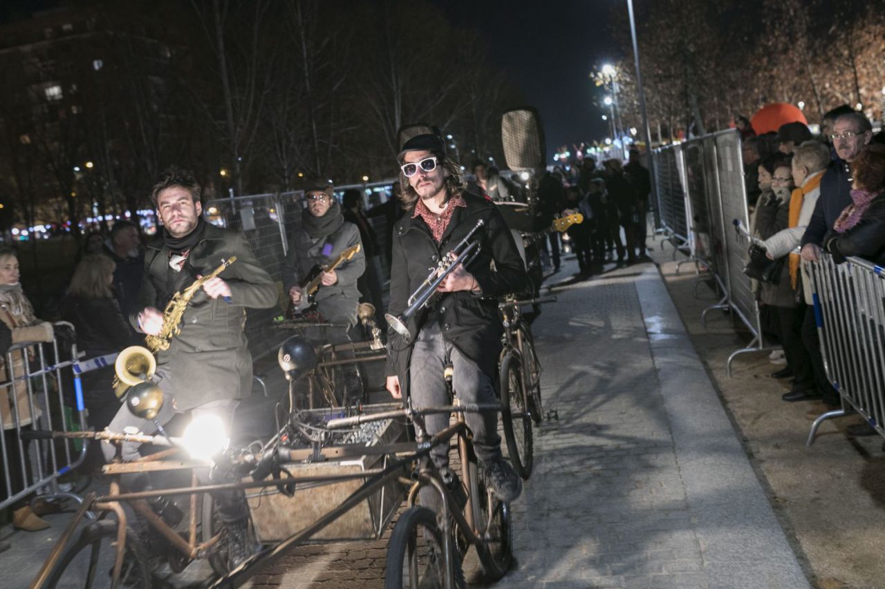 Multitudinario pasacalles en Madrid Río para inaugurar el invierno