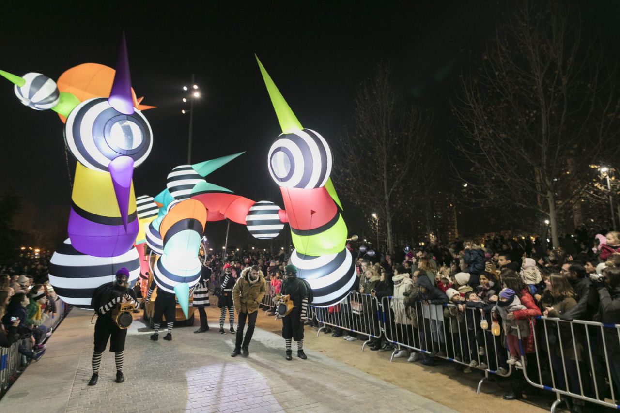Multitudinario pasacalles en Madrid Río para inaugurar el invierno