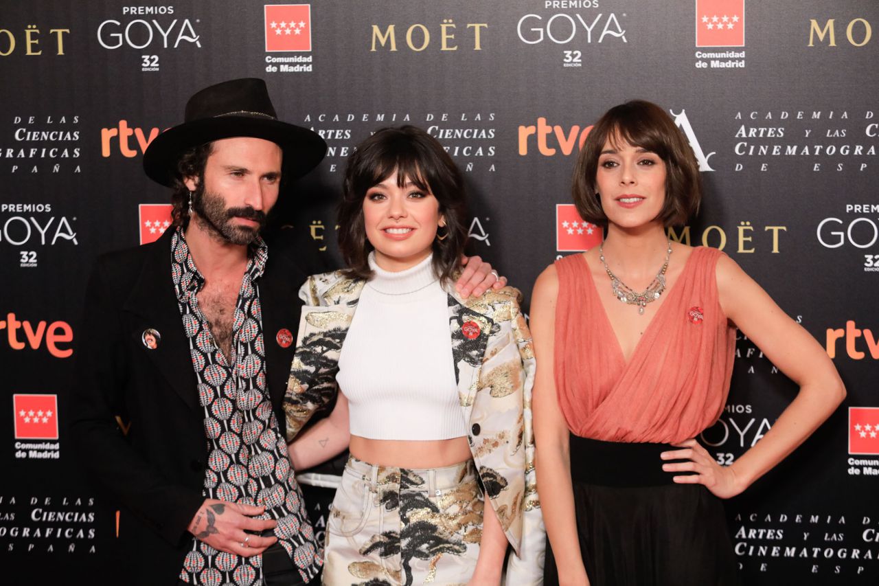 El músico Leiva junto a las actrices de la película La llamada, Anna Castillo y Belén Cuesta. 