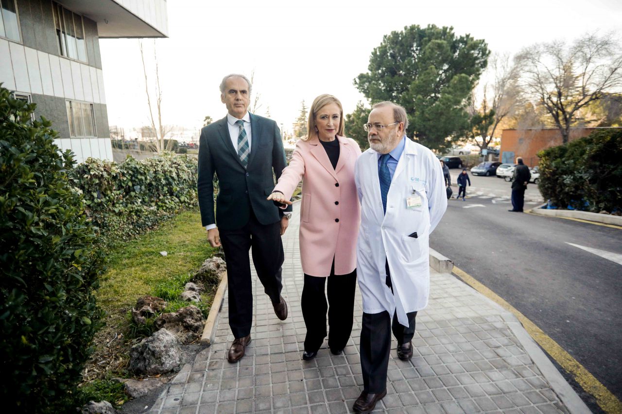 La presidenta de la Comunidad de Madrid, Cristina Cifuentes, junto al consejero de Sanidad, Enrique Ruiz Escudero, han visitado las nuevas salas de las urgencias pediátricas del hospital La Paz.