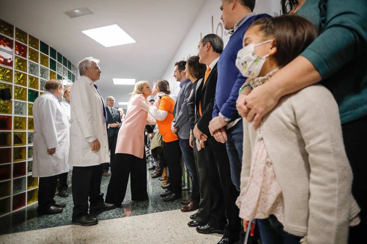 La presidenta de la Comunidad de Madrid, Cristina Cifuentes, junto al consejero de Sanidad, Enrique Ruiz Escudero, han visitado las nuevas salas de las urgencias pediátricas del hospital La Paz.