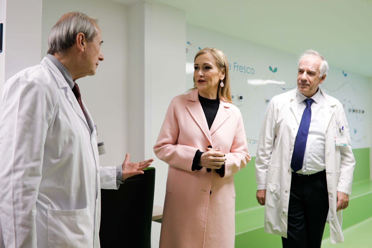 La presidenta de la Comunidad de Madrid, Cristina Cifuentes, junto al consejero de Sanidad, Enrique Ruiz Escudero, han visitado las nuevas salas de las urgencias pediátricas del hospital La Paz.