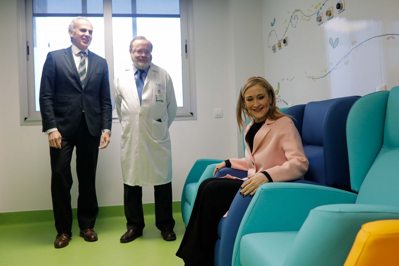 La presidenta de la Comunidad de Madrid, Cristina Cifuentes, junto al consejero de Sanidad, Enrique Ruiz Escudero, han visitado las nuevas salas de las urgencias pediátricas del hospital La Paz.