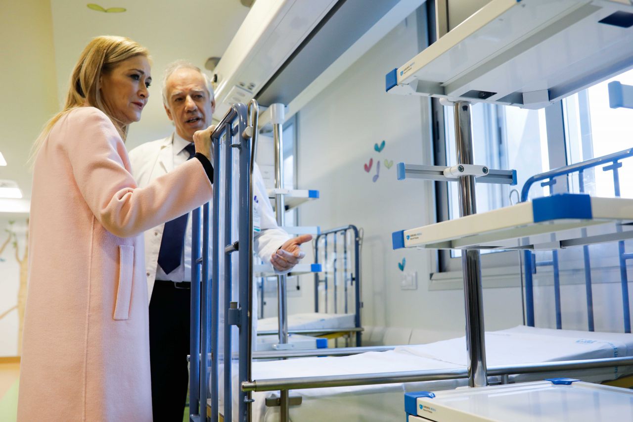 La presidenta de la Comunidad de Madrid, Cristina Cifuentes, junto al consejero de Sanidad, Enrique Ruiz Escudero, han visitado las nuevas salas de las urgencias pediátricas del hospital La Paz.
