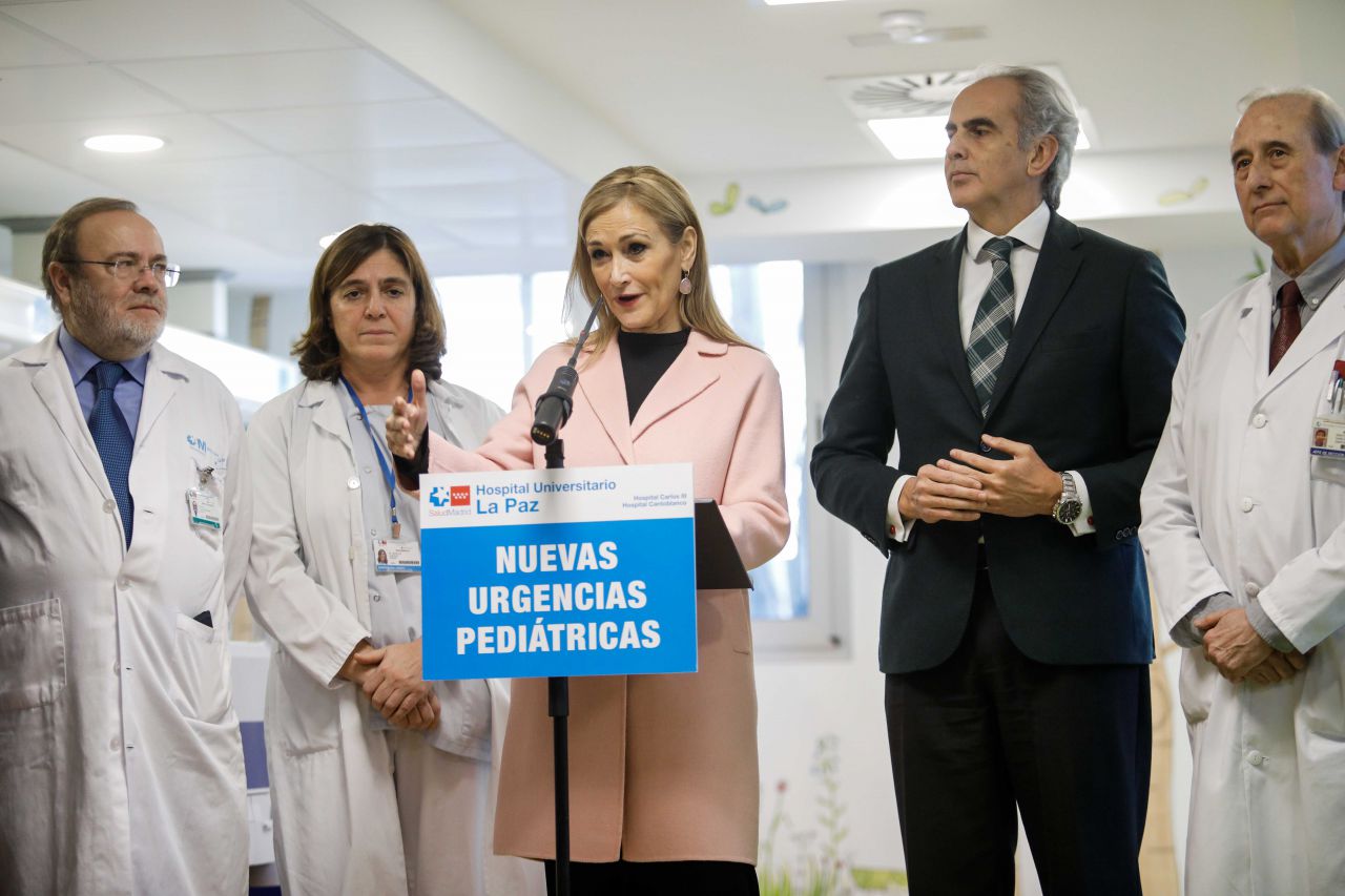 La presidenta de la Comunidad de Madrid, Cristina Cifuentes, junto al consejero de Sanidad, Enrique Ruiz Escudero, han visitado las nuevas salas de las urgencias pediátricas del hospital La Paz.