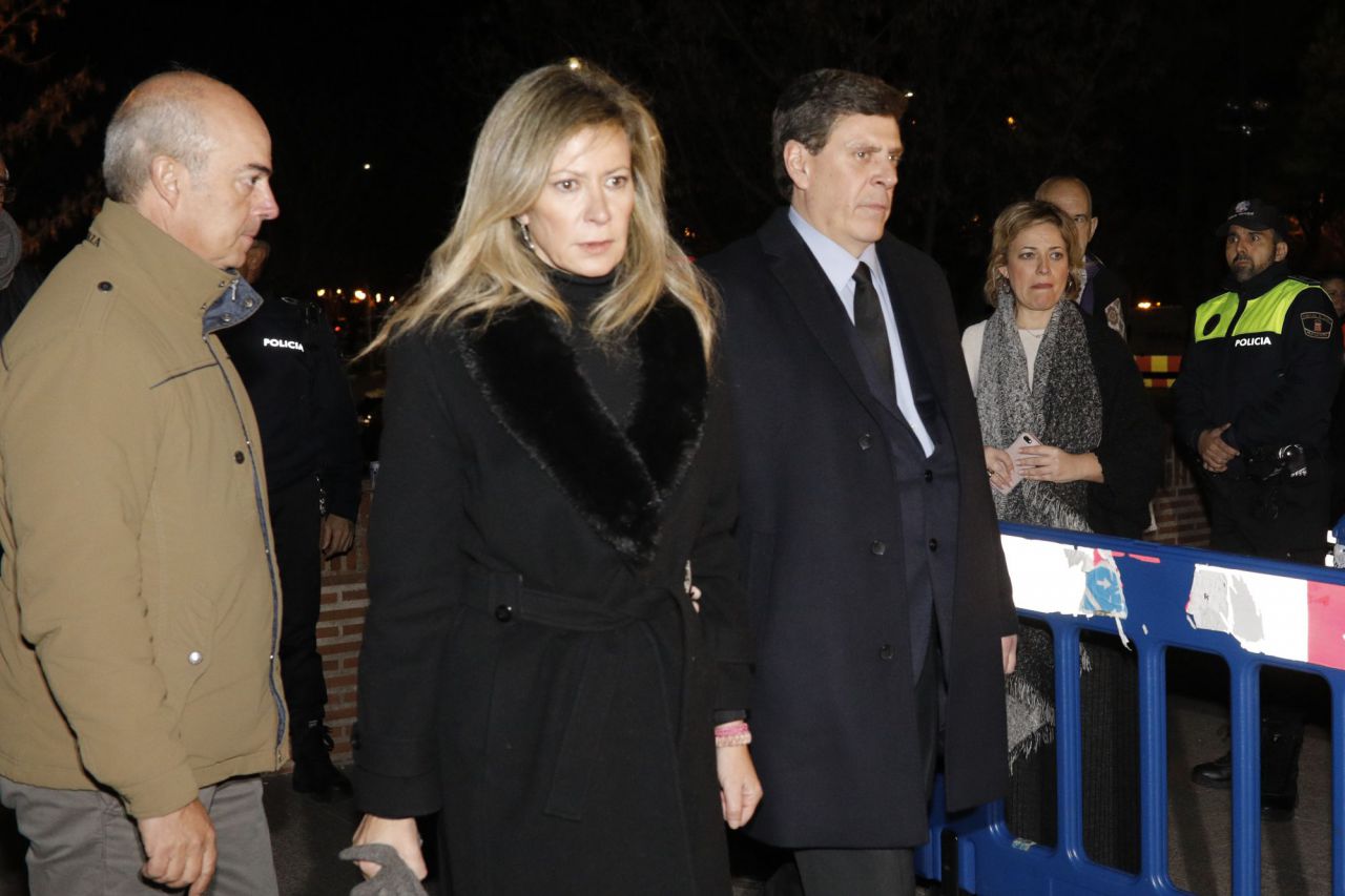 Los padres de Diana Quer a la entrada de la iglesia.