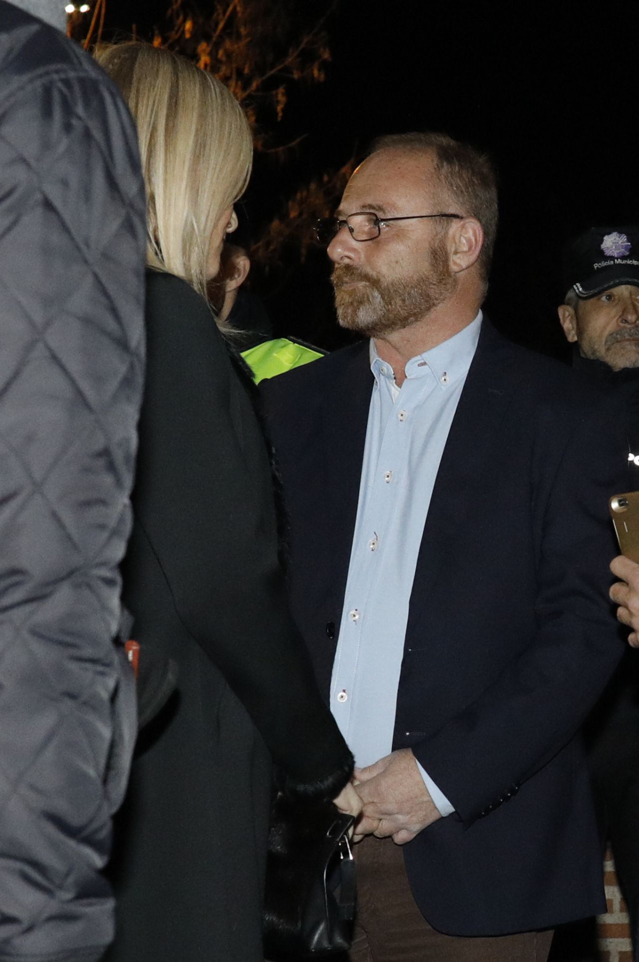 Cristina Cifuentes, presidenta de la Comunidad de Madrid, charla con el Antonio del Castillo, padre de Marta del Castillo.