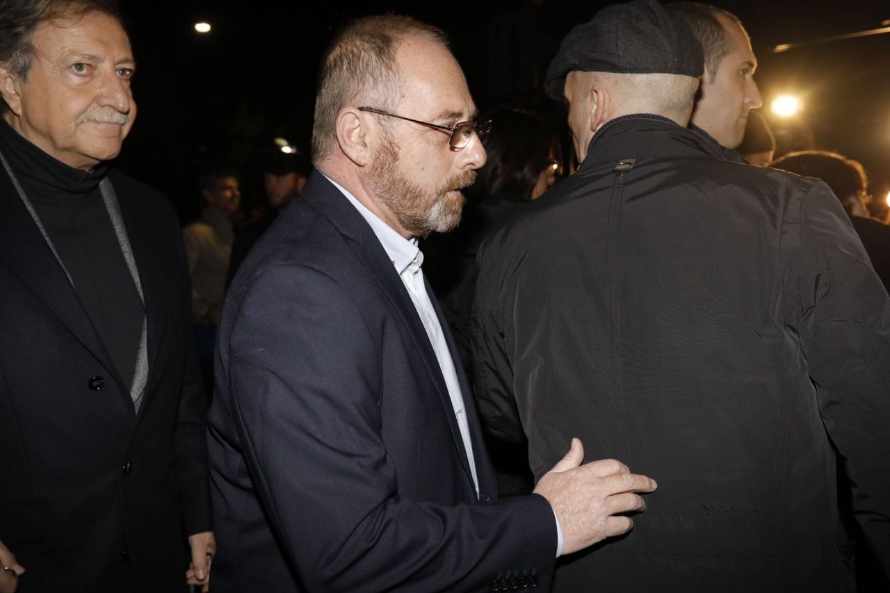 Antonio del Castillo, padre de Marta del Castillo, entra en la iglesia con el periodista Paco Lobatón.