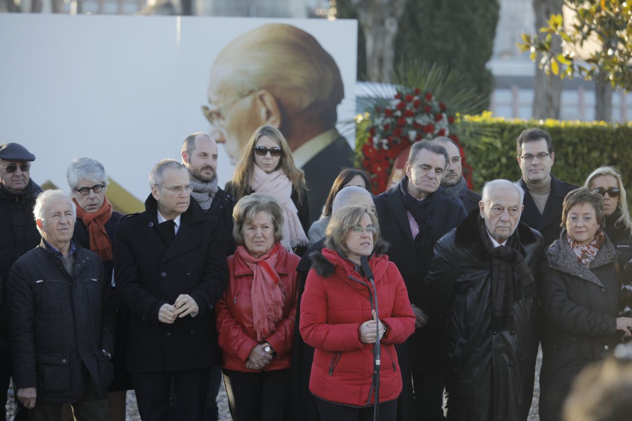 Al acto, han asistido miembros del grupo municipal socialista y del grupo paralamentario en la Asamblea de Madrid, en cabezados, por su secretario general en Madrid, José Manuel Franco, y la portavoz en el Ayuntamiento, Puri Causapié. Así mismo, también ha acudido su hijo, Enrique Tierno.