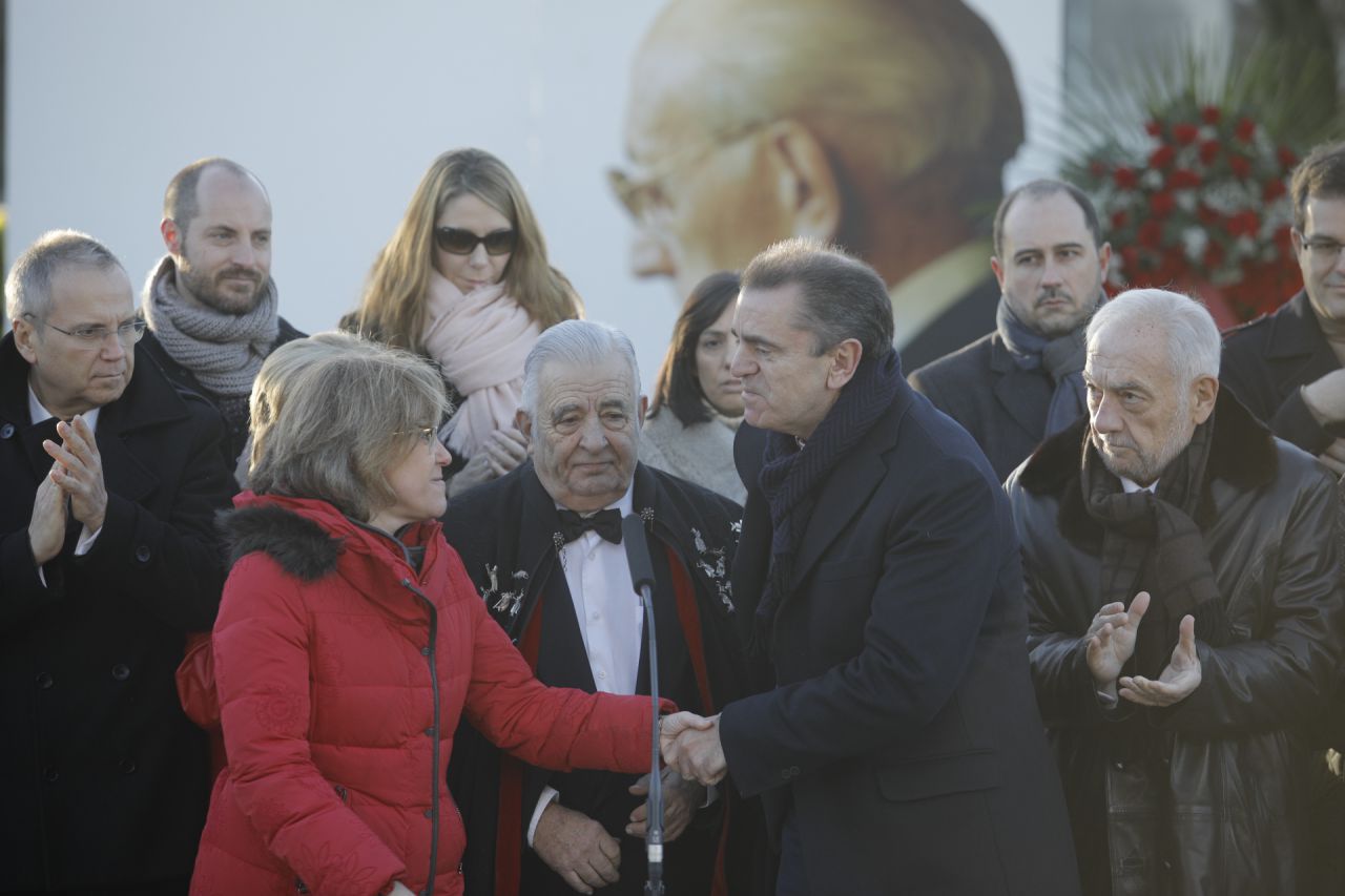 Al acto, han asistido miembros del grupo municipal socialista y del grupo paralamentario en la Asamblea de Madrid, en cabezados, por su secretario general en Madrid, José Manuel Franco, y la portavoz en el Ayuntamiento, Puri Causapié. Así mismo, también ha acudido su hijo, Enrique Tierno.