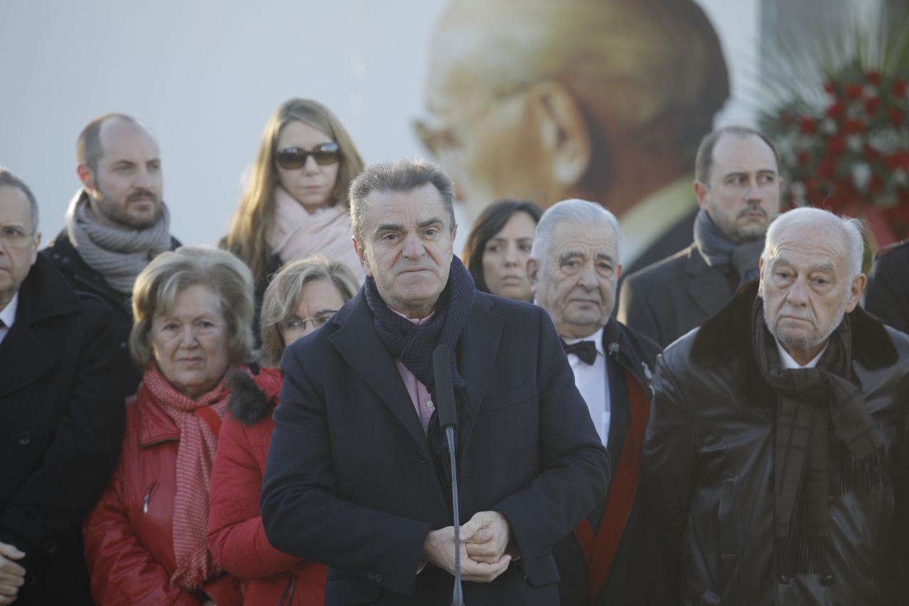 Al acto, han asistido miembros del grupo municipal socialista y del grupo paralamentario en la Asamblea de Madrid, en cabezados, por su secretario general en Madrid, José Manuel Franco, y la portavoz en el Ayuntamiento, Puri Causapié. Así mismo, también ha acudido su hijo, Enrique Tierno.