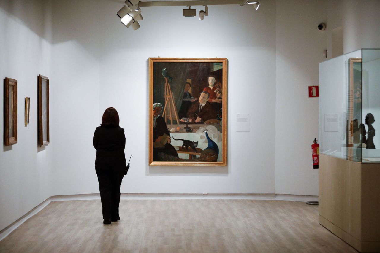 La exposición está organizada en seis secciones e incluye una selección excepcional de más de 200 obras (pinturas, esculturas, obras sobre papel y fotografías), centradas sobre todo en el periodo comprendido entre los años treinta y los sesenta.