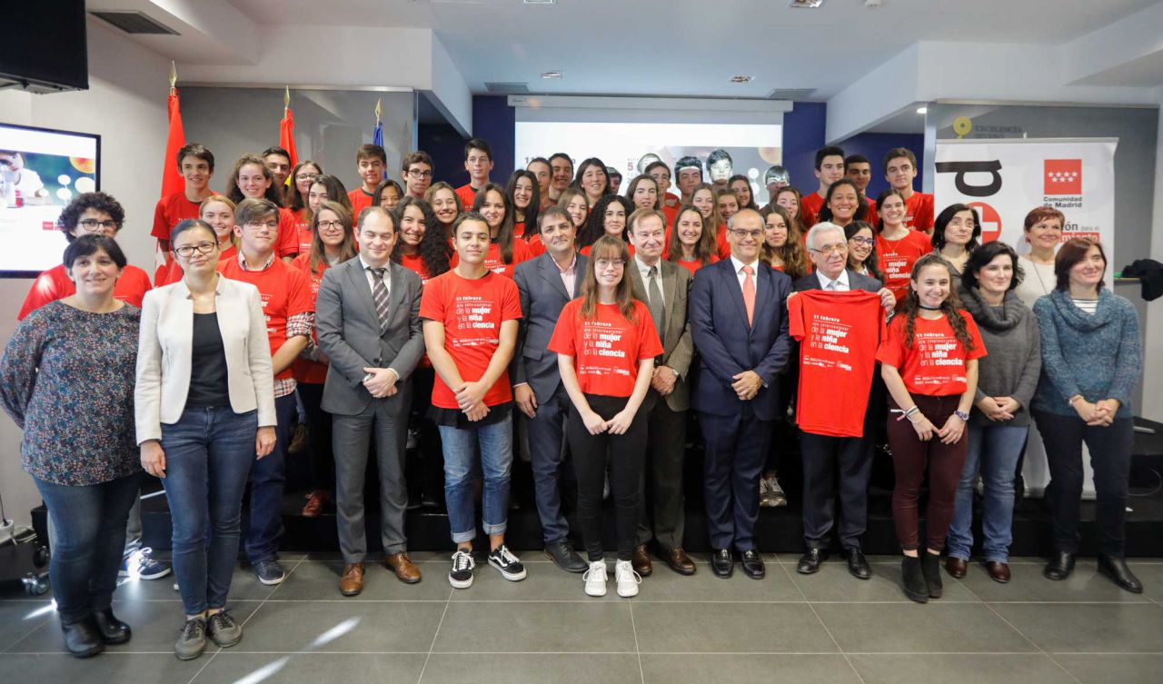 El consejero de Educación de la Comunidad de Madrid, Rafael Van Grieken, junto al director de la Fundación para el Conocimiento Madri+d, Jesús Sánchez Martos, han visitadola instalaciones del IMDEA con motivo del Día internacional de la mujer y la niña en la ciencia.