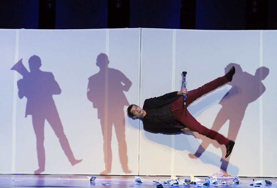 Xavier Mortimer, artista francés afincado en Las Vegas. Fusiona música, danza y magia.