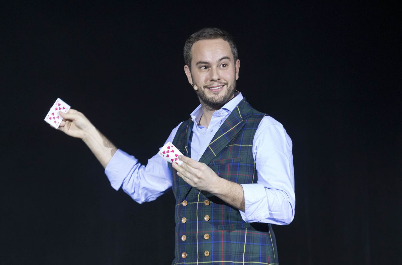 Jorge Blass, organizador del festival, en acción