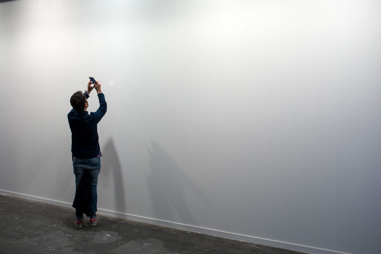 Pared blanca donde estuvo colgada la obra Presos políticos en al España contemporánea del artista Santiago Serra y retirada por Arco.