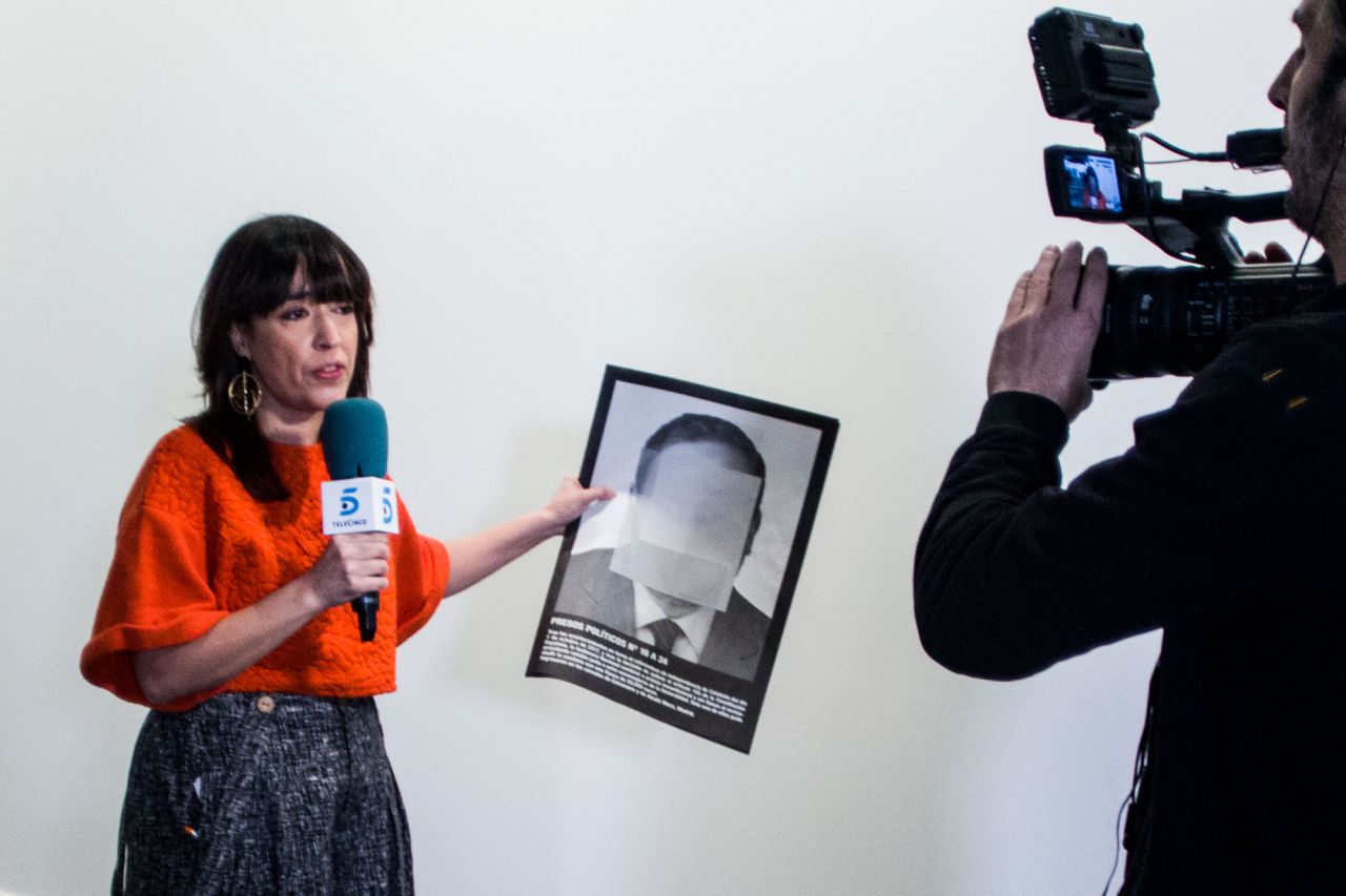 Periodista muestra una de las fotos de Santiago Serra retiradas.