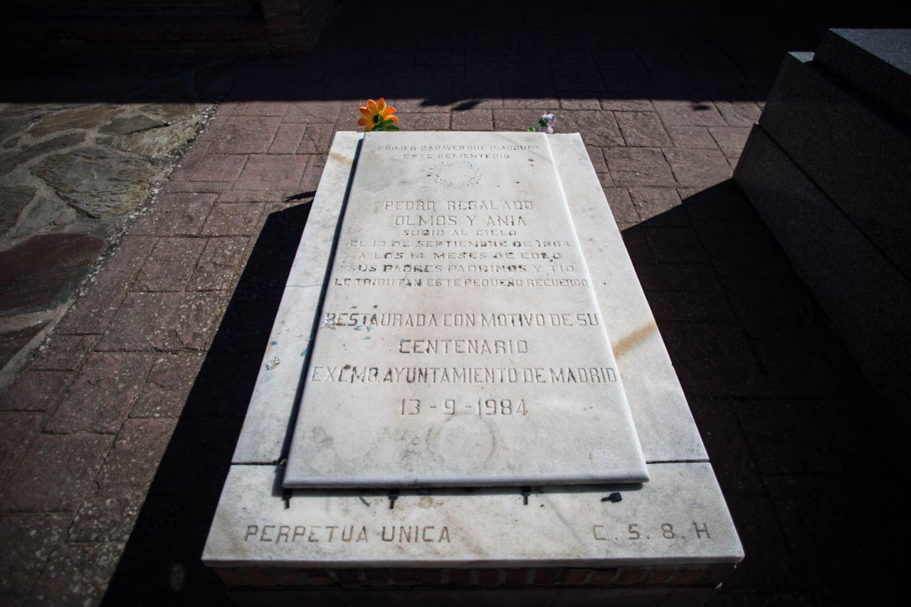 Tumba de la primera persona enterrada en el cementerio de La Almudena, es del niño de 14 meses Pedro Regalado, muerto en una epidemia de cólera en 1884. 