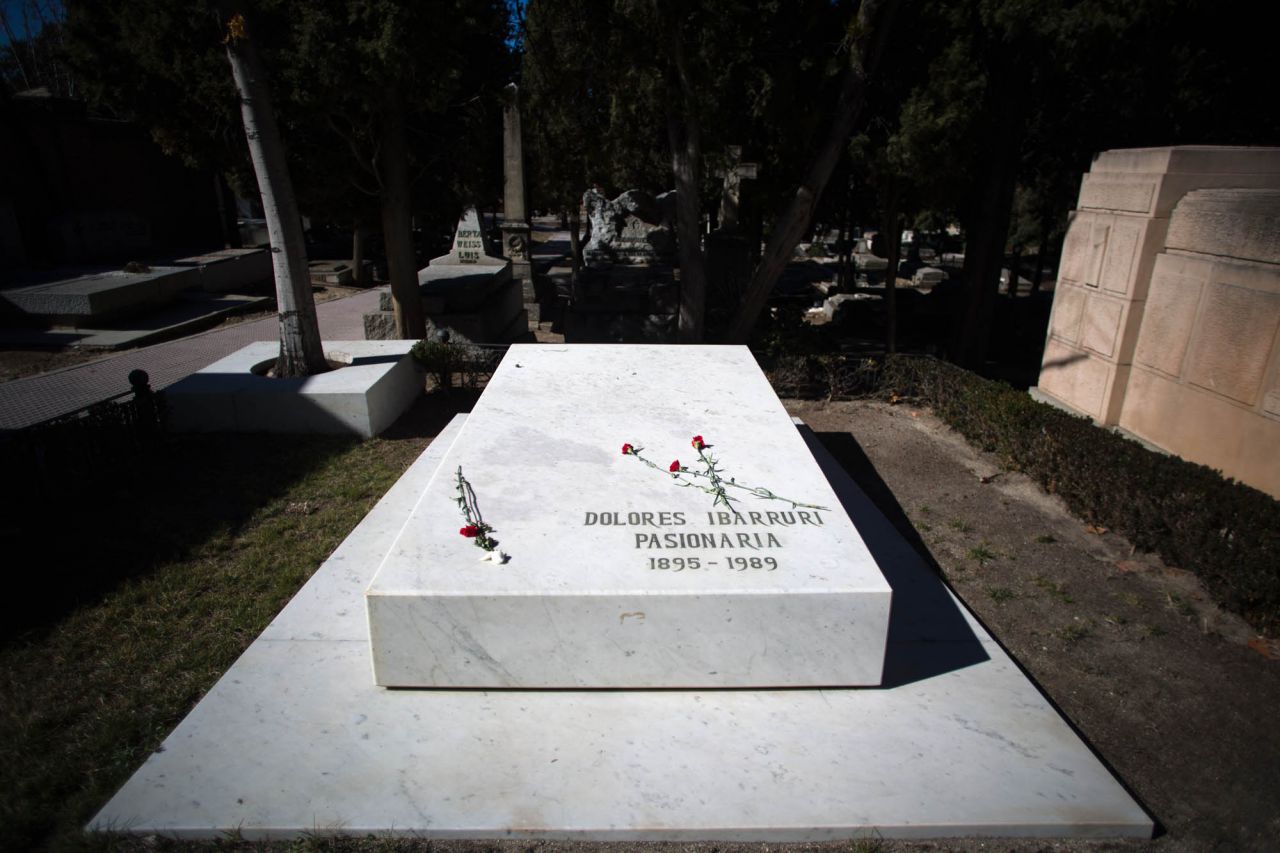 Tumba de Dolores Ibárruri, La Pasionaria, en el cementerio civil.