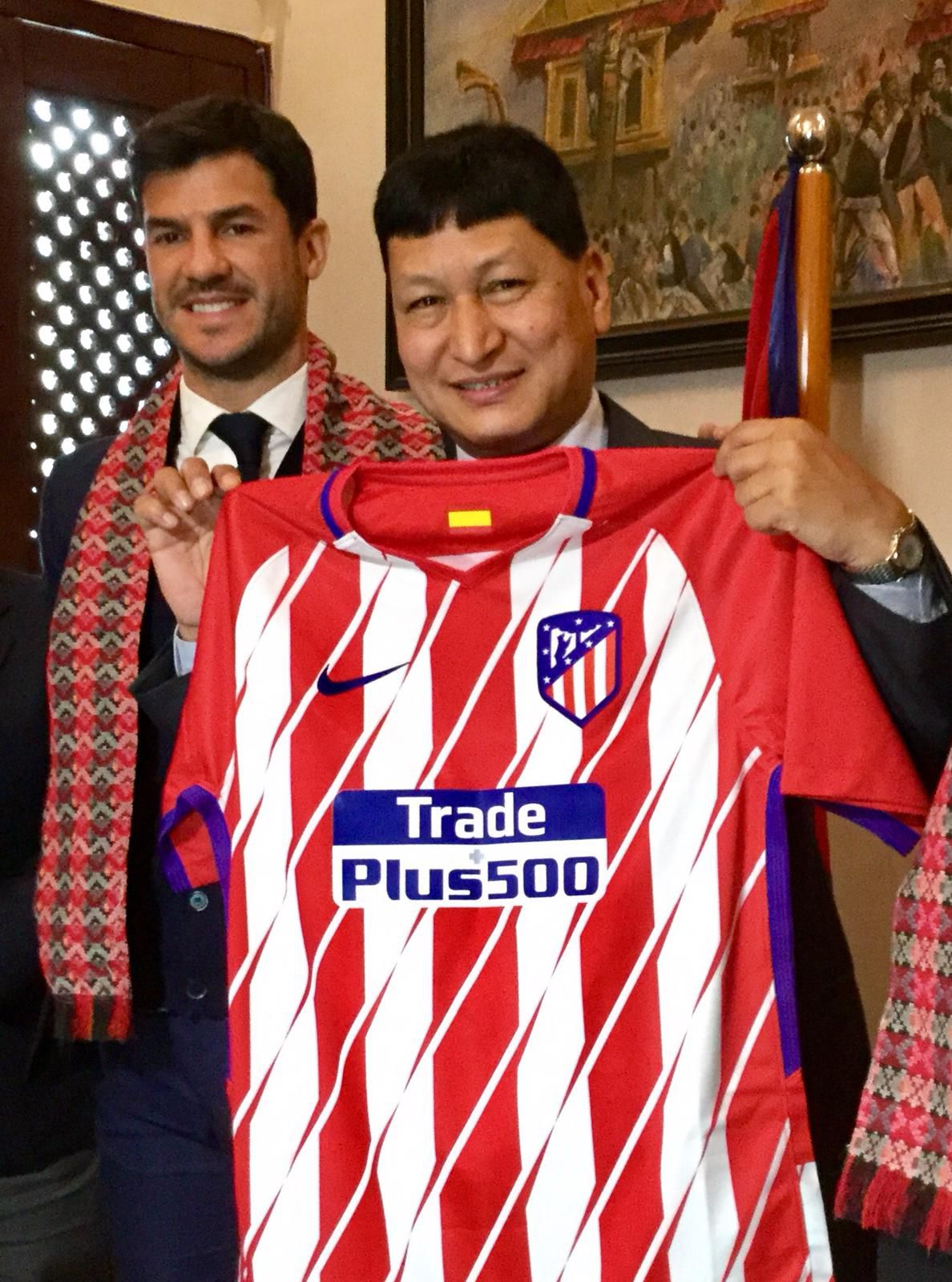 Fernando López Expansión Internacional Academia de la Fundación Atlético de Madrid junto al alcalde de Kathmandú.