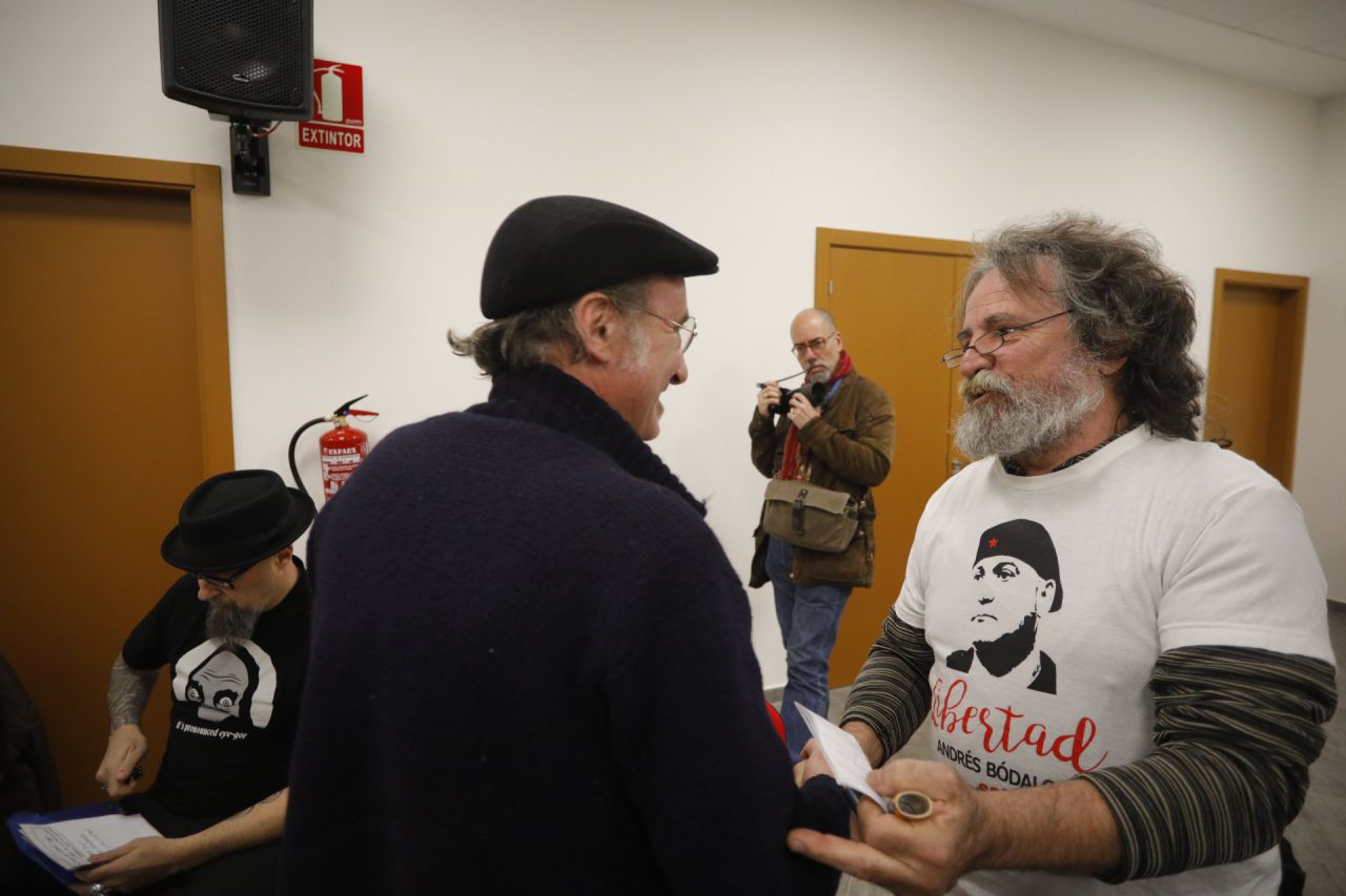 Santiago Sierra se saluda con Victor Jiménez de Sindicato Andaluz de Trabajadores (SAT).