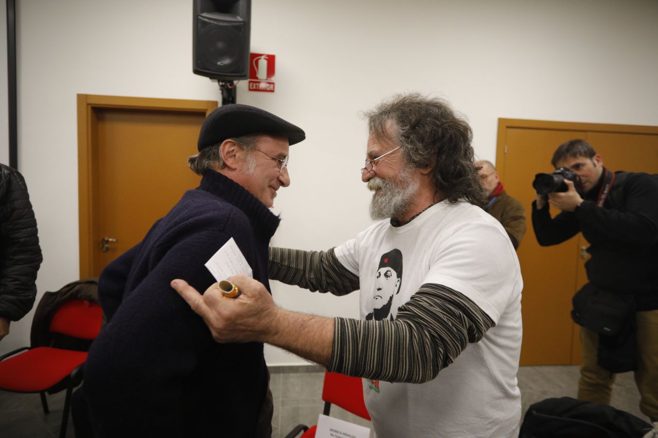 Santiago Sierra se saluda con Victor Jiménez de Sindicato Andaluz de Trabajadores (SAT).