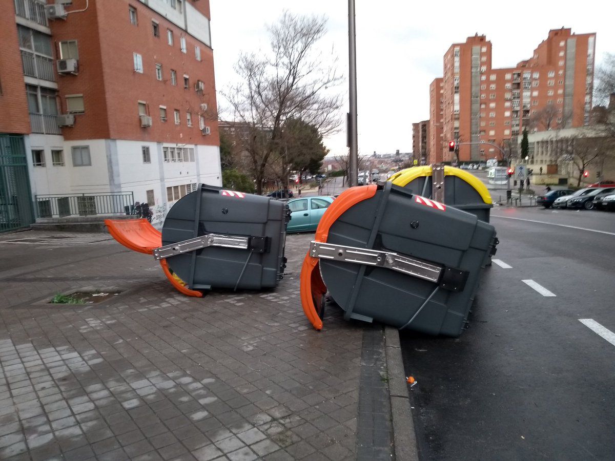 Contenedores caídos en la calle San Claudio.