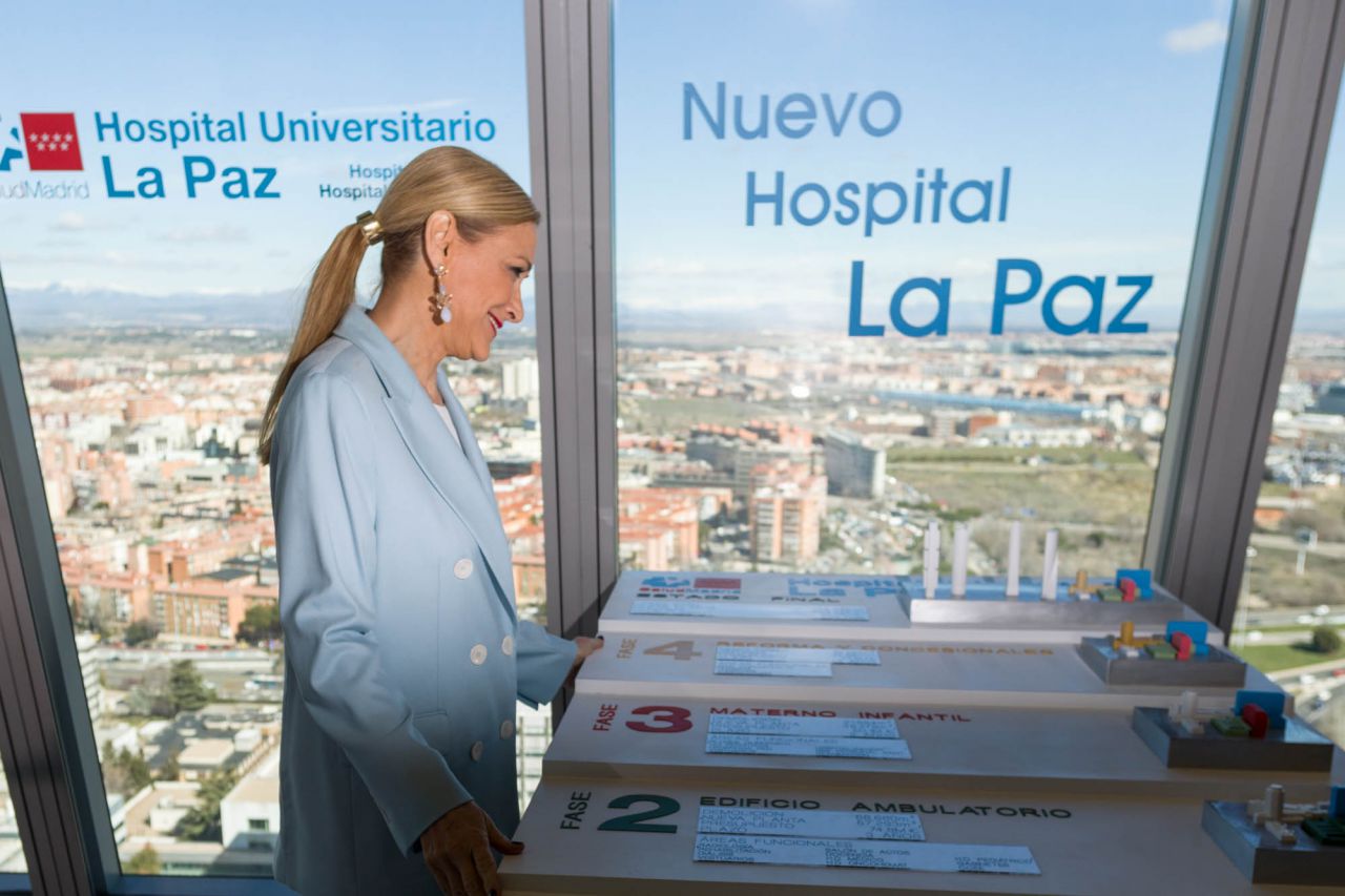La presidenta de la Comunidad de Madrid, Cristina Cifuentes, ha asistido junto al consejero de sanidad, Enrique Ruiz Escudero, yel gerente del hospital La Paz, Rafael Pérez-Santamarina, a la presentación del proyecto del nuevo hospital La Paz. 