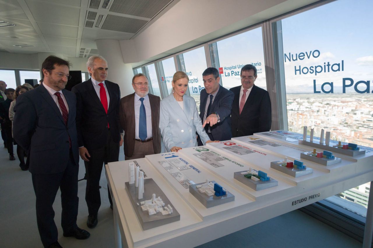 La presidenta de la Comunidad de Madrid, Cristina Cifuentes, ha asistido junto al consejero de sanidad, Enrique Ruiz Escudero, yel gerente del hospital La Paz, Rafael Pérez-Santamarina, a la presentación del proyecto del nuevo hospital La Paz. 