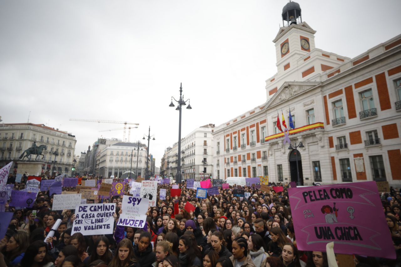 Concentración de mujeres estudiantes en la Puerta del Sol.