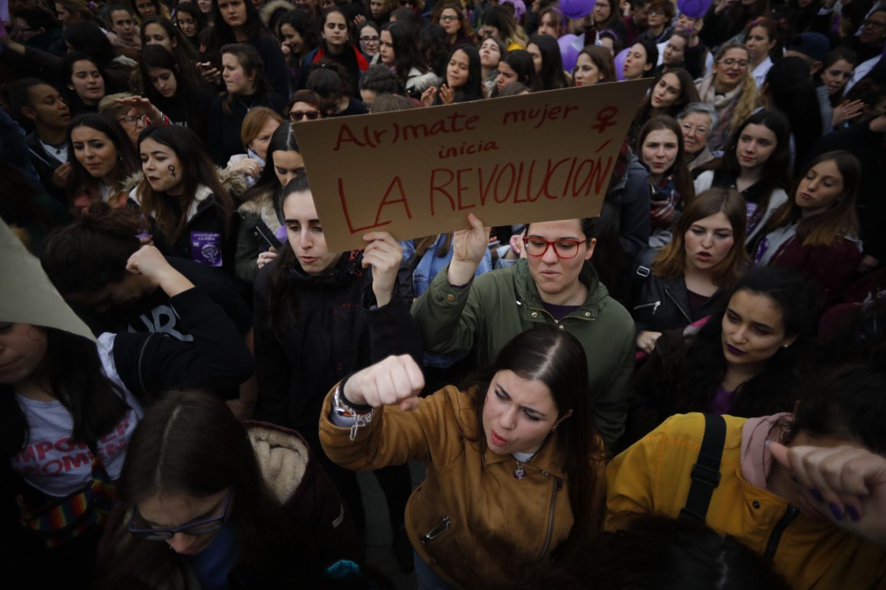 Concentración de mujeres estudiantes en la Puerta del Sol.