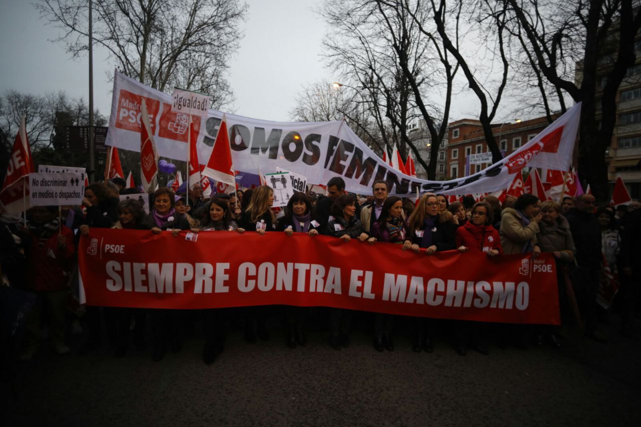 En la cabecera del PSOE se encuentra la presidenta del partido, Cristina Narbona; la secretaria de Igualdad, Carmen Calvo; la portavoz de los socialistas en el Ayuntamiento de Madrid, Purificación Causapié; el secretario general, Pedro Sánchez; y el secretario general de la formación en Madrid, José Manuel Franco.